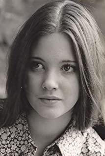 How tall is Lynne Frederick?